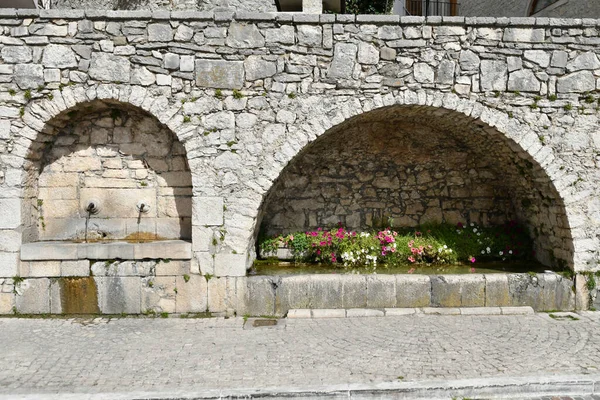 イタリアのアブルッツォ地方の中世の村 バレアの通りにある公共噴水 — ストック写真