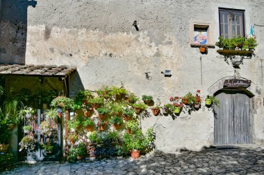 Caserta 'da eski bir evin kapısı, İtalya, Campania' da eski bir kasaba..