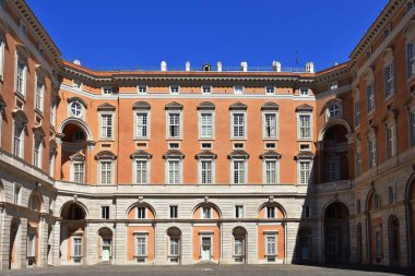 18. yüzyılda İtalya 'da inşa edilen Caserta kraliyet sarayının iç avlusunda..