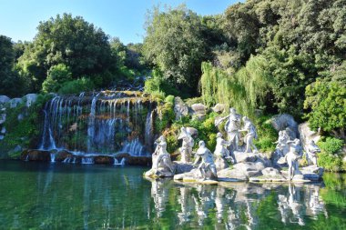 18. yüzyılda İtalya 'da inşa edilen Caserta kraliyet sarayının bahçeleri..