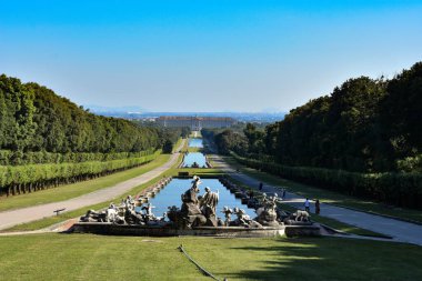 18. yüzyılda İtalya 'da inşa edilen Caserta kraliyet sarayının bahçeleri..