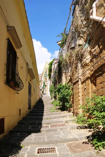 Scalinata del Petraio, İtalya 'nın Napoli şehrinin karakteristik dar bir caddesi..