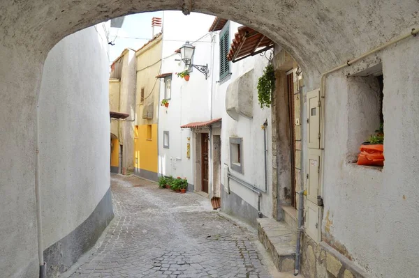 Eine Kleine Straße Zwischen Den Häusern Von Letino Einem Ländlichen — Stockfoto