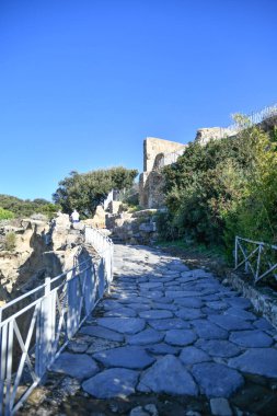 İtalya, Napoli yakınlarındaki Cuma arkeoloji parkında antik bir yol..