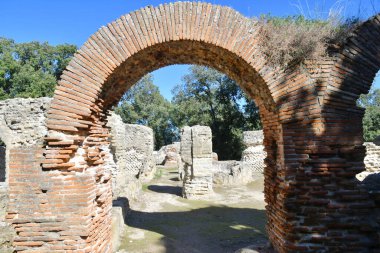 İtalya, Napoli yakınlarındaki antik bir kulübe olan Cuma 'nın kalıntıları arasında bir kemer..