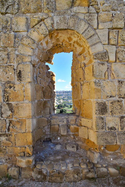 Арка среди руин Кумы, древнего города недалеко от Феллеса, Италия.