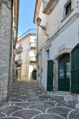 İtalya 'nın Molise bölgesindeki bir ortaçağ köyü olan Pizzone' nin eski taş evleri arasında dar bir sokak..