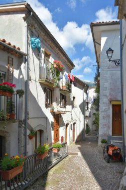  İtalya 'nın Molise bölgesindeki bir ortaçağ köyü olan Pizzone' nin eski taş evleri arasında dar bir sokak..