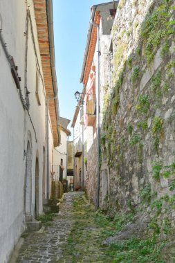  İtalya 'nın Molise bölgesindeki bir ortaçağ köyü olan Pizzone' nin eski taş evleri arasında dar bir sokak..
