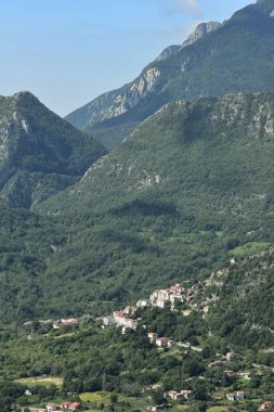 İtalya 'nın Molise bölgesinde bir ortaçağ köyü olan Pizzone Vadisi manzarası.
