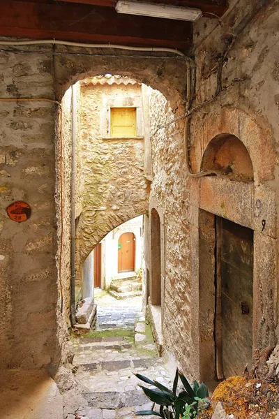 Een Smalle Straat Tussen Oude Stenen Huizen Van Pizzone Een — Stockfoto