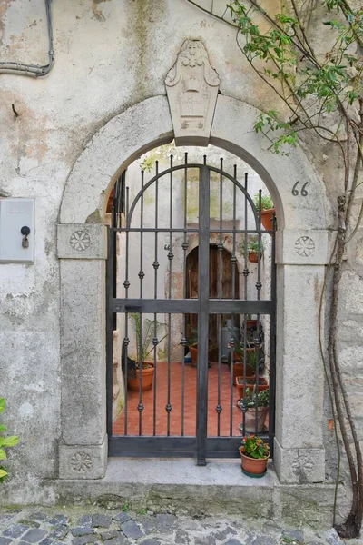 意大利莫利斯地区的一座中世纪村庄皮佐区的一座老房子的门 — 图库照片