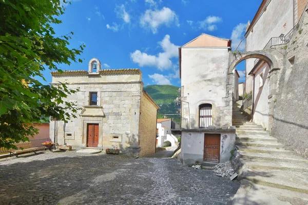イタリアのモリーゼ地方の中世の村 ピズゾーンの古い石造りの家の間の狭い通り — ストック写真