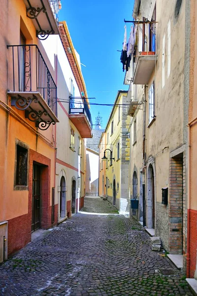 イタリアのモリーゼ地方の中世の村 フロソローネの古い石造りの家の間の狭い通り — ストック写真
