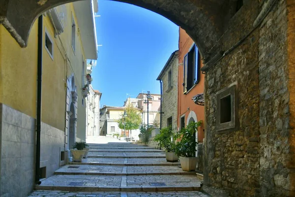 意大利莫利斯地区的一个中世纪村庄 弗罗索隆的旧石屋之间的一条狭窄的街道 — 图库照片