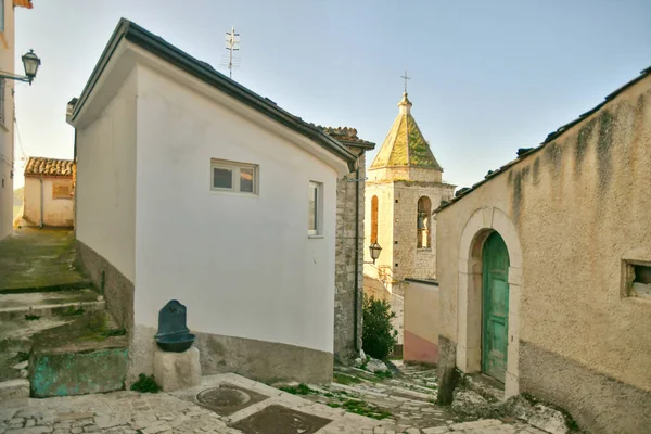 イタリアのモリーゼ地方の中世の村であるBagnoli Del Trinoの古い石造りの家の間の狭い通り — ストック写真