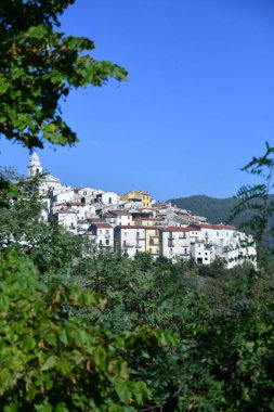 İtalya 'nın Molise bölgesinde bir ortaçağ köyü olan Civitanova del Sannio manzarası.