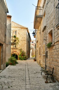 İtalya 'nın Molise bölgesinde bir ortaçağ köyü olan Oratino' nun eski taş evleri arasında dar bir sokak..