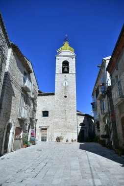 İtalya 'nın Molise bölgesinde bir ortaçağ köyü olan Oratino' nun eski taş evleri arasında dar bir sokak..