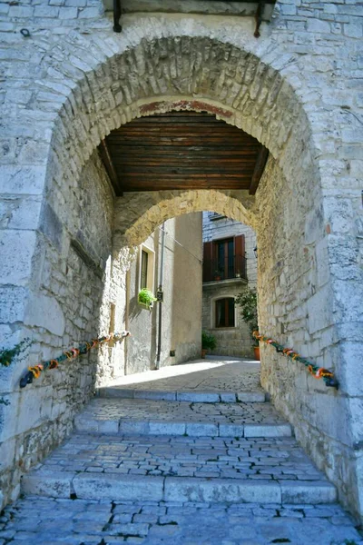 意大利莫利斯地区中世纪村庄奥拉蒂诺的古老石屋之间的一条狭窄街道 — 图库照片