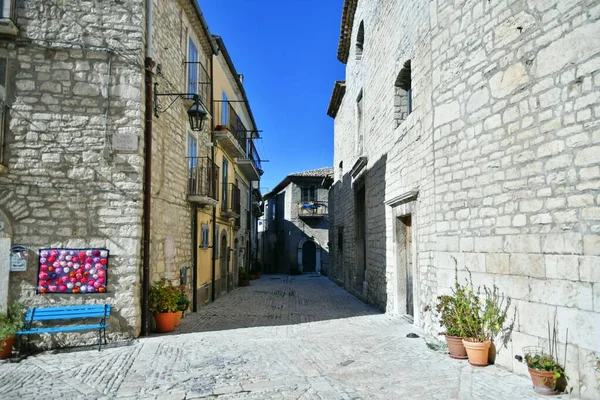 イタリアのモリーゼ地方の中世の村 オラティーノの古い石造りの家の間の狭い通り — ストック写真