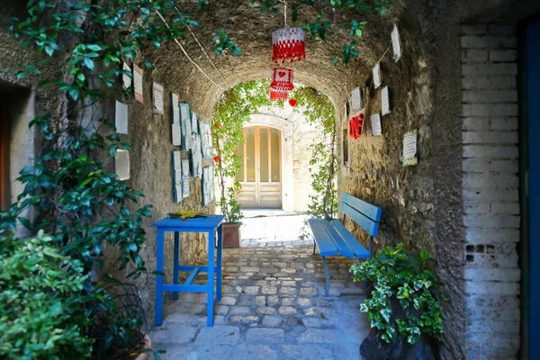 İtalya 'nın Molise bölgesinde bir ortaçağ köyü olan Oratino' nun eski taş evleri arasında dar bir sokak..