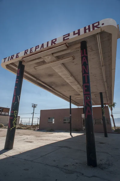 Posto de gasolina abandonado — Fotografia de Stock