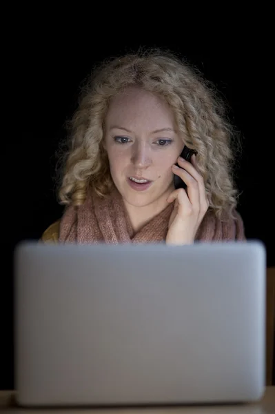 Using phone and computer — Stock Photo, Image