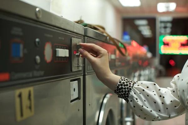 Münzbetriebene Waschmaschine — Stockfoto