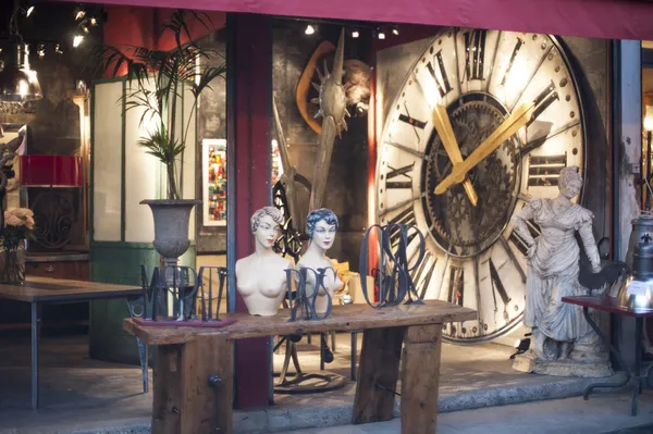 Clock face and model heads — Stock Photo, Image