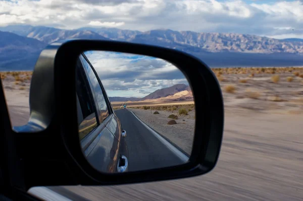 Death valley in car mirror — Stock Photo, Image