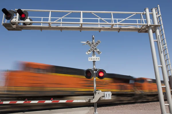 Trein versnellen door spoorweg kruising — Stockfoto