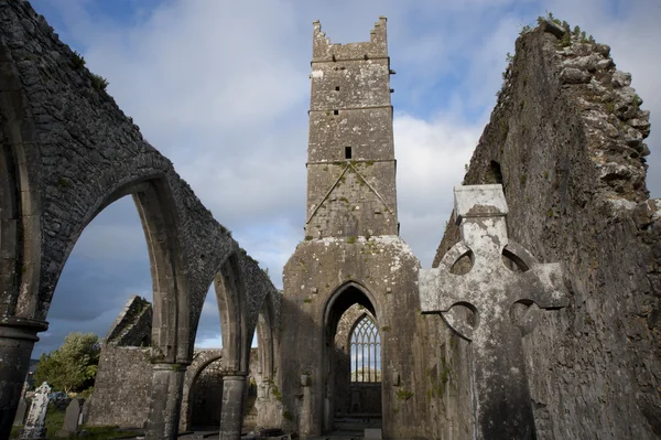 Claregalway friary a keltský kříž — Stock fotografie