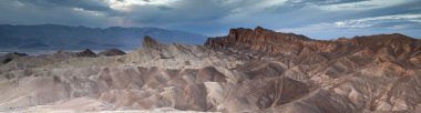 Zabriskie noktası alacakaranlıkta panorama