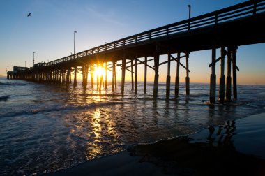 Newport beach pier gün batımında