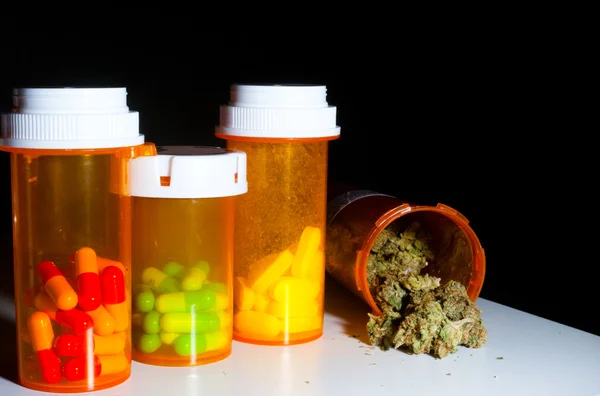 Marijuana e comprimidos — Fotografia de Stock
