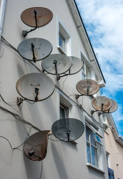 Antenas parabólicas no edifício — Fotografia de Stock