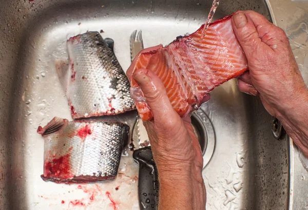 Préparation et nettoyage du saumon pour la cuisson — Photo