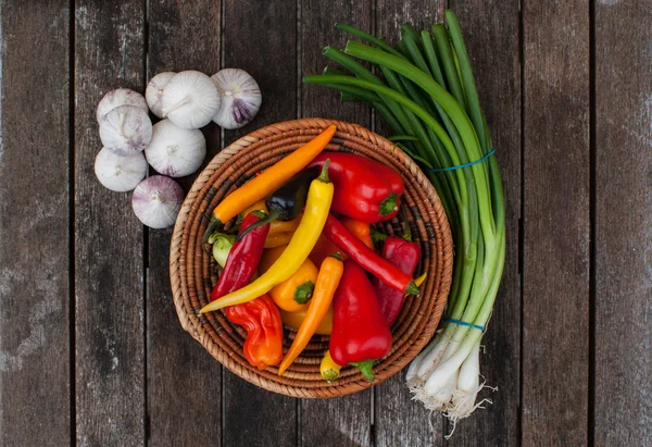 Pepers, knoflook en lente-uitjes — Stockfoto