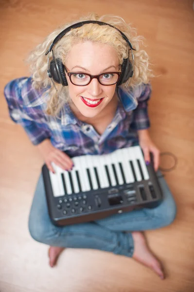 Mulher atraente tocando teclado de música — Fotografia de Stock