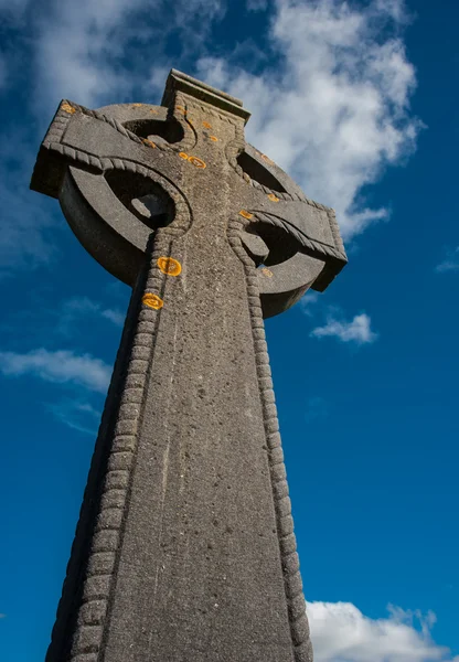 Towering celtic cross — Stock Photo, Image