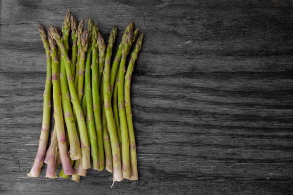 Asparagi su texture in bianco e nero — Foto Stock