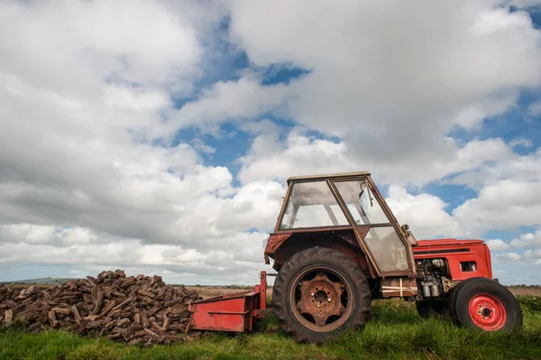 Old tractor collecting bog peat — Stock Photo, Image