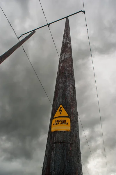 Pericolo linea elettrica cieli grigi — Foto Stock