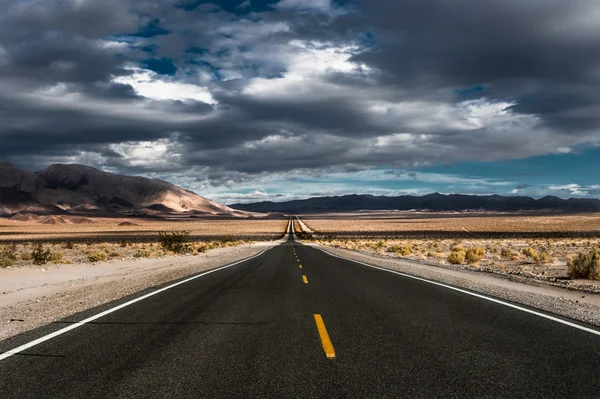 Stormy desert highway — Stockfoto