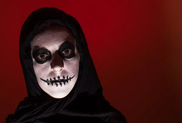 Beängstigend Totenkopf Frau roter Hintergrund — Stockfoto