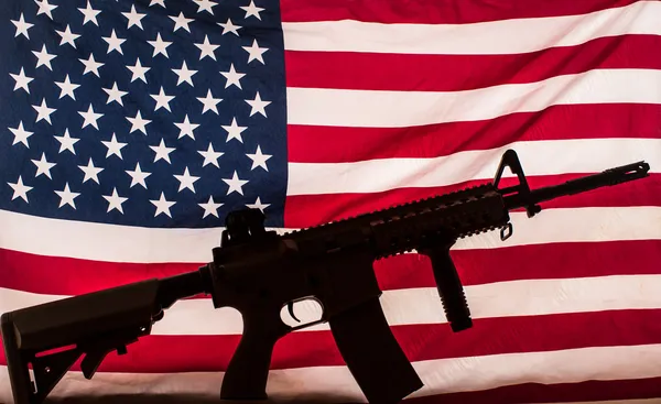 Silhouette della pistola sulla bandiera americana — Foto Stock