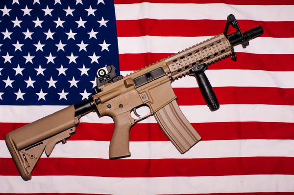 Útočná puška na americkou vlajku — Stock fotografie