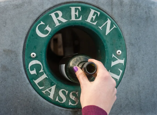 Переработка зеленого стекла — стоковое фото
