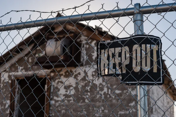 Keep Out Sign, Abandoned Building — Stock Photo, Image